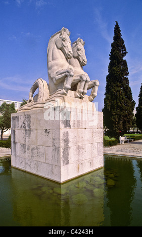 Statue von zwei Pferde nebeneinander in Belem Gegend von Lissabon, Portugal Stockfoto