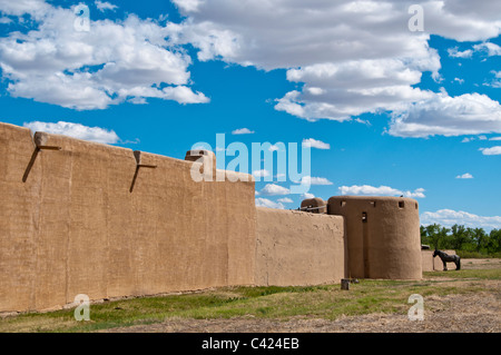 Außenwände und Pferd, Bent es Old Fort National Historic Site, La Junta, Colorado. Stockfoto