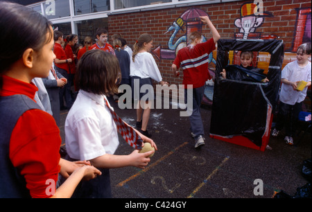 Kinder tragen rote Nasen für Comic Relief spielen Stockfoto