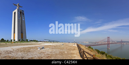 Cristo-Rei Heiligtum (katholisch) in Almada / Lissabon. Die 25 de Abril Brücke wird auch gesehen, überqueren den Fluss Tejo (Tejo). Stockfoto