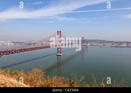 25 de Abril Hängebrücke. Lissabon, Portugal. roter Fluss Lisboa Wahrzeichen Ponte gemalt Tagus Rio Tejo 25. April Landschaft Stahlseilen Säulen über Stockfoto