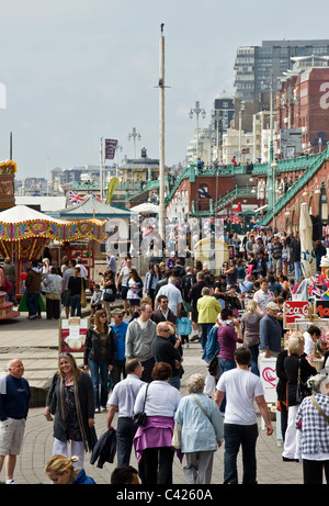 Massen von Menschen zu Fuß entlang Brighton seafront Stockfoto