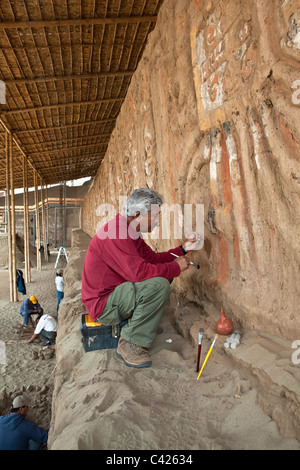 Ausgrabung, Konservierung und Restaurierung von Reliefs und Wandmalereien. Archäologe Rafael Gordillo. Stockfoto