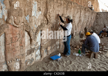 Ausgrabung, Konservierung und Restaurierung von Reliefs und Wandmalereien. Stockfoto