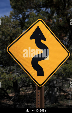 kurvenreiche Straße voran Warnzeichen in den USA Stockfoto