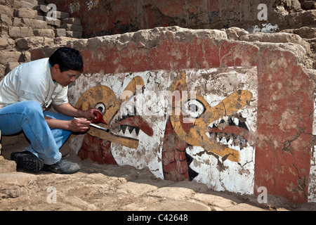 Ausgrabung, Konservierung und Restaurierung von Reliefs und Wandmalereien. Alex Clayo Cruz. Katzen-Motiv. Stockfoto