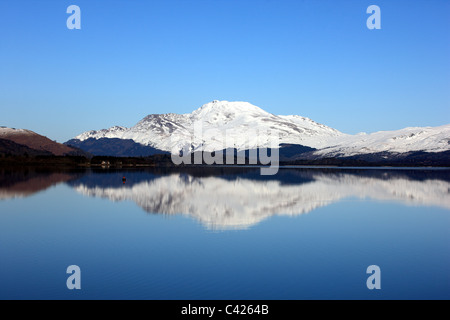 Ben Lomond mit Winterschnee spiegelt sich in einer sehr ruhigen Loch Lomond Stockfoto