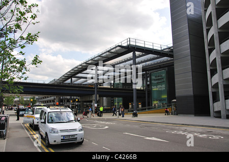 Abflugebene, Nord-Terminal, Flughafen London-Gatwick, Crawley, West Sussex, England, Vereinigtes Königreich Stockfoto