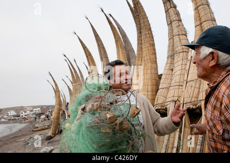 Huanchaco Beach Resort und Fischerei Dorf. Fischer mit Tortora Reed paddeln Booten, den Spitznamen Caballitos de Totora. Stockfoto