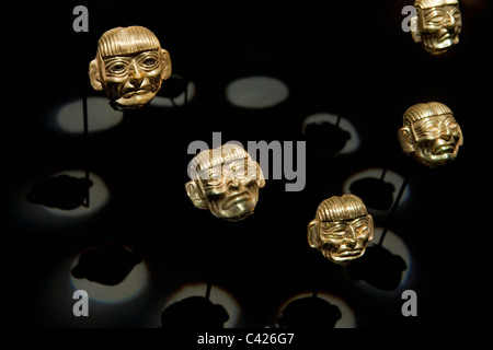 Peru, in der Nähe von Chiclayo, Lambayeque, Museum der königlichen Gräber von Sipan. Halskette gefunden im Grab des Herrn von Sipan. Stockfoto