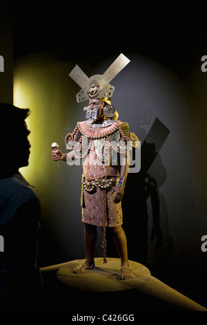 Peru, in der Nähe von Chiclayo, Lambayeque, Museum der königlichen Gräber von Sipan. Rekonstruierte Bild des Priesters. Stockfoto