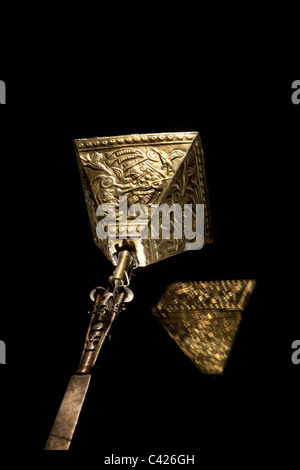 Peru, in der Nähe von Chiclayo, Lambayeque, Museum der königlichen Gräber von Sipan. Ornamente im Grab des Herrn von Sipan gefunden. Goldenen Zepter. Stockfoto