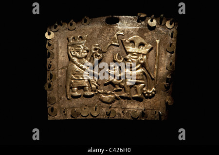 Peru, in der Nähe von Chiclayo, Lambayeque, Museum der königlichen Gräber von Sipan. Silber Nase Ornamente gefunden im Grab des Herrn von Sipan. Stockfoto