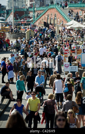 Massen von Menschen, die Brighton Strandpromenade entlang. Stockfoto