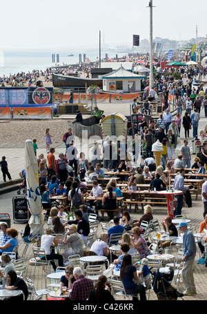 Massen von Menschen, die Brighton Strandpromenade entlang.  Foto von Gordon Scammell Stockfoto