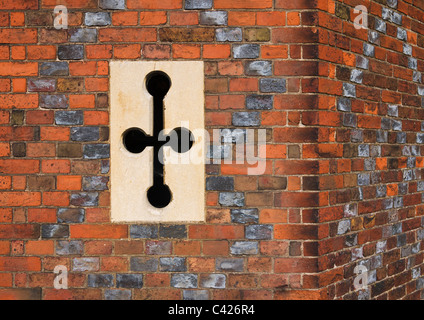 Detail der Mauer mit Pfeil Schleife am Hampton Court, London, England Stockfoto