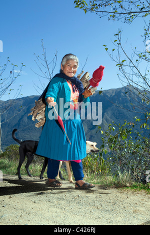 Chachapoyas, Peru indischen alte Spinnerei Thread, während des Gehens. Stockfoto