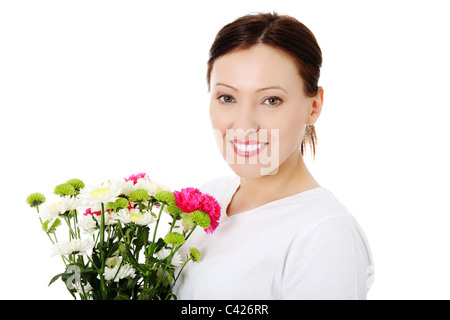 Porträt von lächelnden Frau mit Strauß Frühlingsblumen. Stockfoto