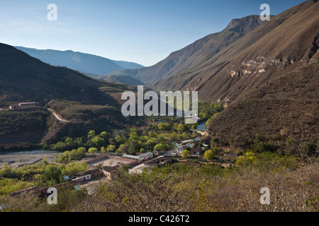 Peru, Panoramablick über Weiler in der Nähe von Chachapoyas. Stockfoto