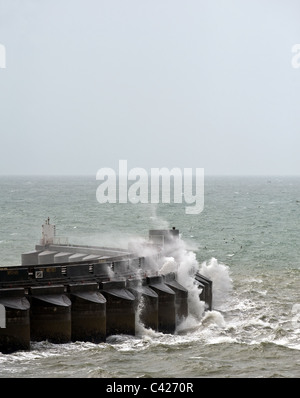 Stürmischer See bricht über Brighton Marina Wellenbrecher. Stockfoto