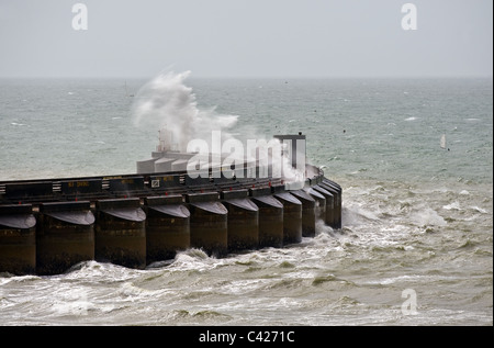 Stürmische See bricht über Brighton Marina. Stockfoto