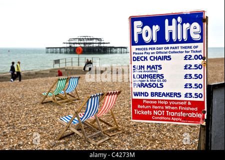 Ein Zeichen, Werbungskosten Vermietung der Liegestühle am Strand von Brighton. Stockfoto
