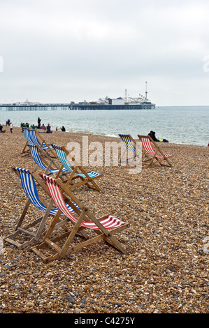 Leere Liegestühle am Strand von Brighton. Stockfoto