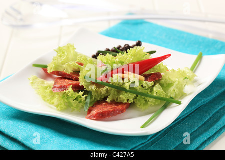 Frischer Salat und Scheiben Chorizo Stockfoto