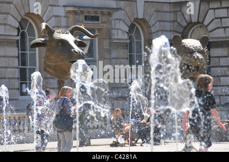 Ai Weiwei Kreis der Tiere Zodiac Heads Hof des Somerset House in London 12 bronze Tierköpfe Stockfoto