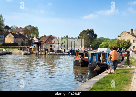 Beschäftigt Frühling, Frühsommer Kanal Szene auf dem Kennet und Avon Kanal am Bradford on Avon, Wiltshire, England, uk Stockfoto