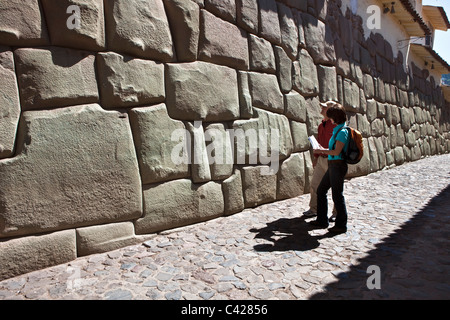 Beispiele von polygonalen Mauerwerk. Touristen-paar. UNESCO-Weltkulturerbe. Stockfoto