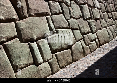 Cuzco, Wand des Museum für religiöse Kunst vor, die sechste Inka Inca Roca angehören. Beispiele von polygonalen Mauerwerk. Stockfoto