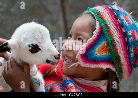 Peru, Cusco, Cuzco, Saqsayhuaman, Sacsayhuaman, Sacsaywaman. Indische Mädchen mit Lamm. UNESCO-Weltkulturerbe. Stockfoto