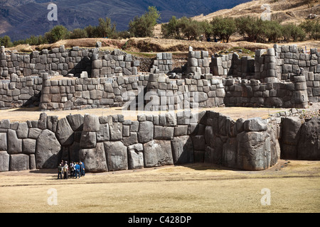 Peru, Cusco, Cuzco, Saqsayhuaman, Sacsayhuaman, Sacsaywaman. Inka-Ruinen. Gruppe von Touristen. UNESCO-Weltkulturerbe. Stockfoto