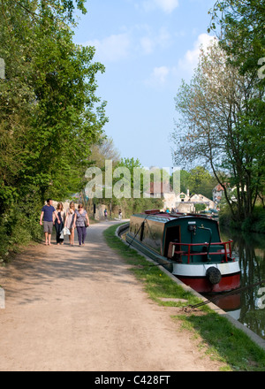 Beschäftigt Frühling, Frühsommer Kanal Szene auf dem Kennet und Avon Kanal am Bradford on Avon, Wiltshire, England, uk Stockfoto