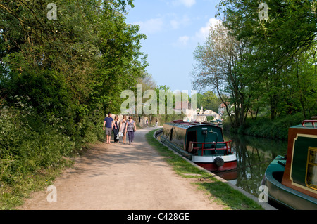 Beschäftigt Frühling, Frühsommer Kanal Szene auf dem Kennet und Avon Kanal am Bradford on Avon, Wiltshire, England, uk Stockfoto