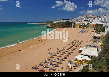 Reihen von Strohschirmen, Praia de Peneco, Albufeira, Algarve-Region, Portugal Stockfoto