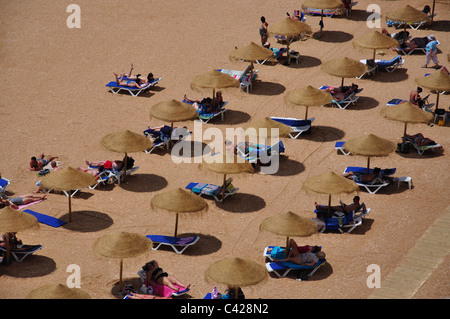 Reihen von Strohschirmen, Praia de Peneco, Albufeira, Algarve-Region, Portugal Stockfoto