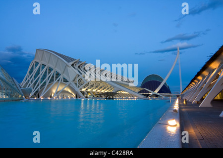 Abend-Ansicht der Stadt der Künste und Wissenschaften, Valencia, mit der Príncipe Felipe Wissenschaftsmuseum, Agora und L'Assut de l ' oder Brücke Stockfoto