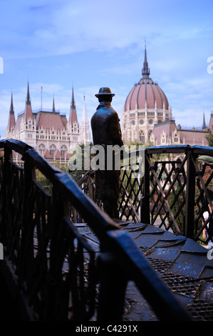 Statue von Imre Nagy, mit Blick auf das Parlament - Budapest, Ungarn Stockfoto