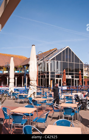 Café im Freien Tische und Stühle Stockfoto