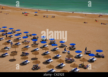 Reihen von Strohschirmen, Praia de Peneco, Albufeira, Algarve-Region, Portugal Stockfoto