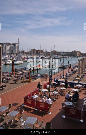 Blick auf das Gewerbegebiet Sovereign Harbour Marina Eastbourne East Sussex England Stockfoto