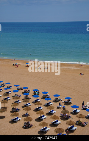 Reihen von Strohschirmen, Praia de Peneco, Albufeira, Algarve-Region, Portugal Stockfoto