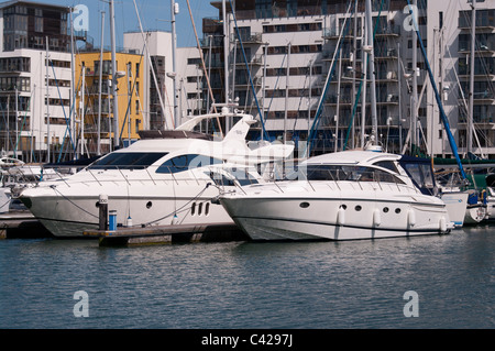 2 Luxus-Motoryachten ankern zusammen Stockfoto