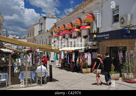 Fußgängerzone Rua 5 de Outubro, Altstadt, Albufeira, Algarve, Portugal Stockfoto