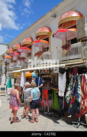 Fußgängerzone Rua 5 de Outubro, Altstadt, Albufeira, Algarve, Portugal Stockfoto