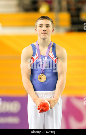 2010 Singapur Jugend Olympiade Männer horizontale Bar Finale Medaillengewinner, Sam Oldham Großbritanniens mit Gold. Stockfoto