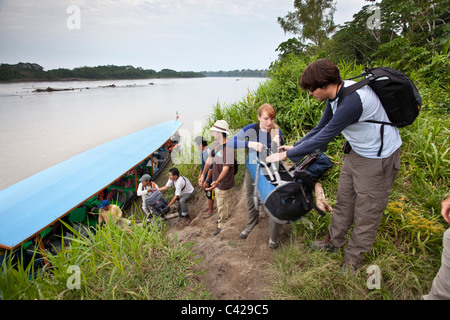 Peru, Boca Manu Manu Nationalpark, UNESCO-Weltkulturerbe, Fluss Rio Madre de Dios. Touristen Boot entladen. Stockfoto