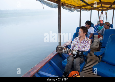 Peru, Boca Manu Manu Nationalpark, UNESCO-Weltkulturerbe, Fluss Rio Madre de Dios. Indische Führer und touristische im Boot. Stockfoto